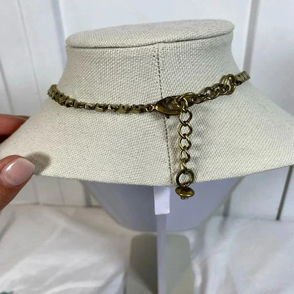 💚 Unique Green and Gold Necklace - beautiful stones with brass accents - Picture 3 of 3